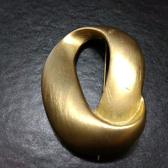 **Final Sale** Vintage gold tone oval swirl brooch - Picture 5 of 7